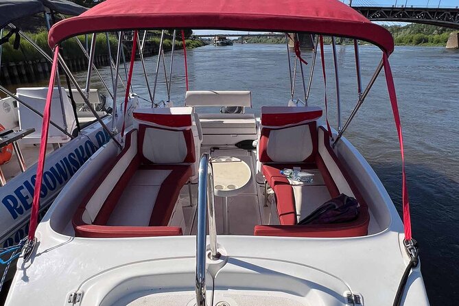 2h Rental of Motorboat for 10 in Warsaw no License Needed - Boarding at Bulwar Bohdana Grzymały-Siedleckiego
