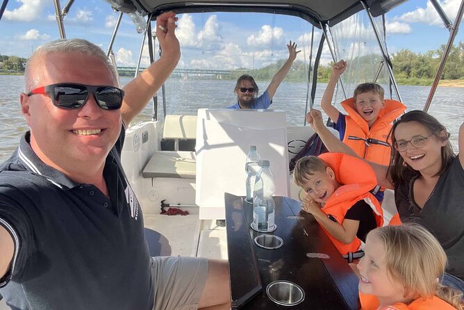 2h Rental of Motorboat for 10 in Warsaw no License Needed - Cruising the Vistula at 10 km/h