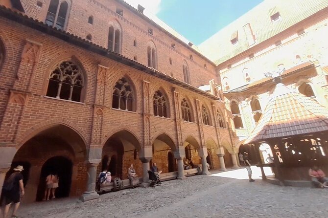 Aiport Gdansk Transfer to Malbork Castle or Stutthof - Why the waiting driver makes a difference