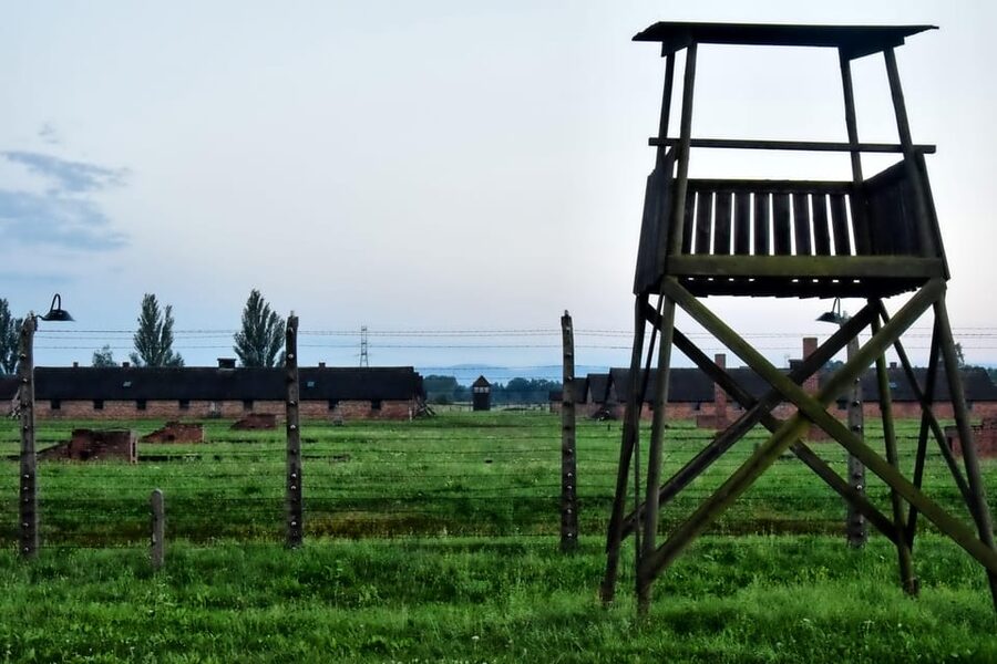 Auschwitz-Birkenau: Guided Tour and Skip-The-Line Ticket - Why a guided Auschwitz visit matters