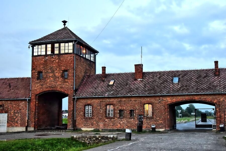 Auschwitz-Birkenau: Guided Tour and Skip-The-Line Ticket - Meeting outside Auschwitz I