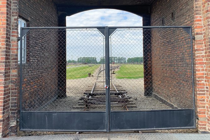 Auschwitz-Birkenau guided tour from Krakow with a private transport - Pickup timing and the early arrival question