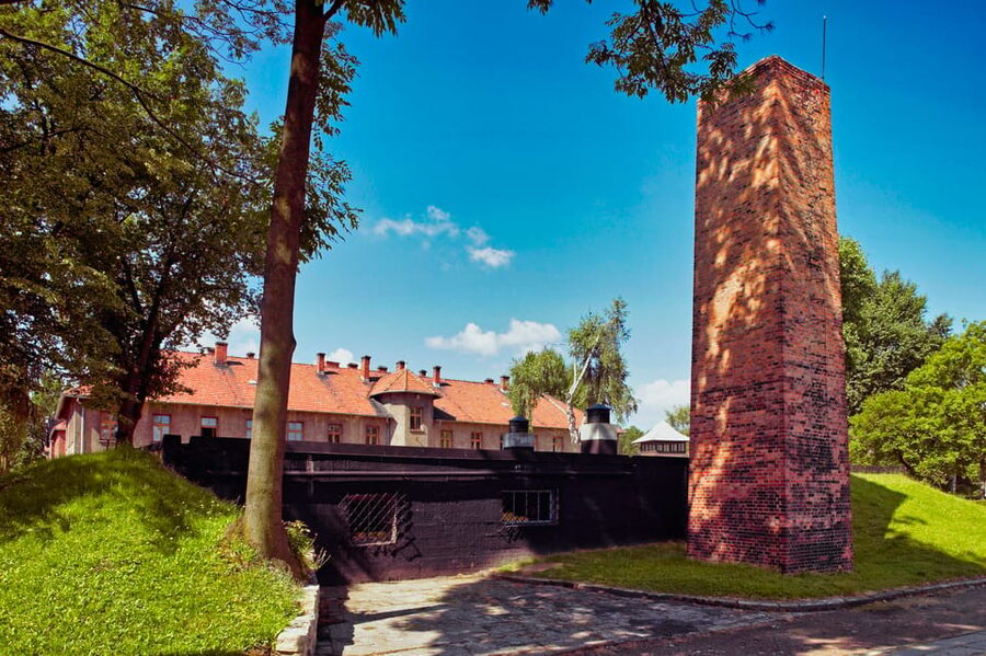Auschwitz-Birkenau: Guided Tour with Fast Track Ticket - Auschwitz I: a focused introduction to the camp system