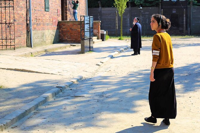 Auschwitz Birkenau: Live-Guided Tour with Transportation and Hotel Pickup - Auschwitz I, barracks and permanent exhibitions