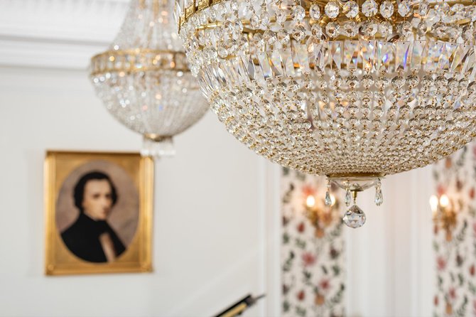 Chopin Concerts everyday at the Fryderyk Concert Hall - Entering the Fryderyk Concert Hall near Old Town