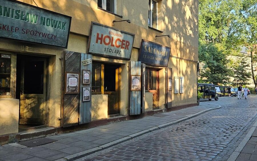 Cracow: Kazimierz Jewish Quarter Walking Tour - Old homes, modern cafes, and a changing district