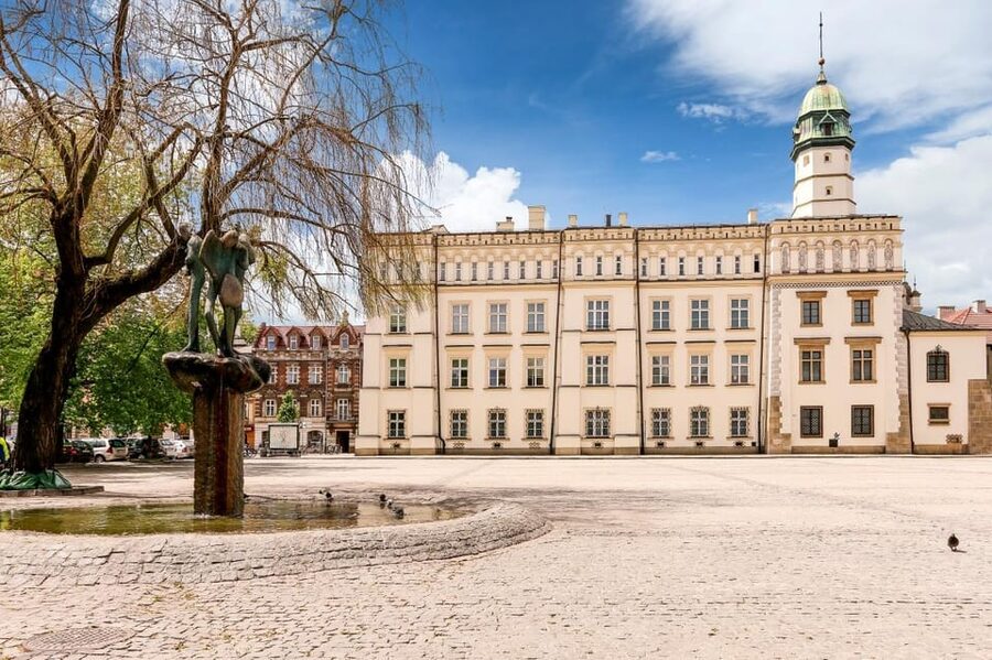 Cracow: Kazimierz Jewish Quarter Walking Tour - Starting on Szeroka Street beside the Old Synagogue