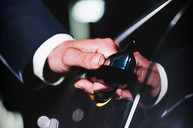 Cracow to airport transfer by Luxurious VIP limo - From your Krakow hotel or apartment to the terminal