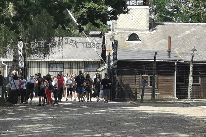 CV-Visit to the Auschwitz Camp in Italian with departure from Krakow - Entering Auschwitz I through Arbeit Macht Frei