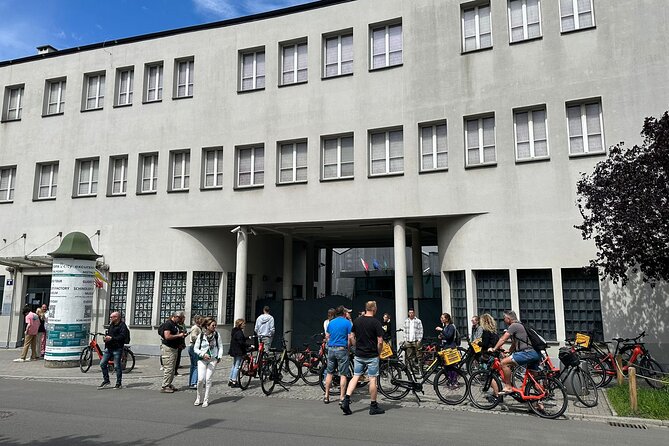 Discover Kraków by Bike with a Dutch guide - Wawel Hill and the fire-breathing dragon
