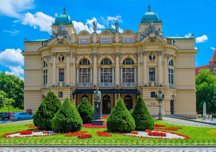 Family Tour of Krakow Old Town with Sweets Factory & Cruise - The four-hour Vistula River cruise