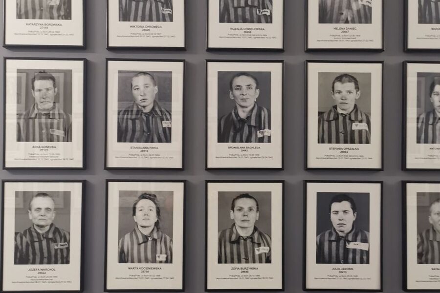 From Krakow: Auschwitz-Birkenau Camp Complex Guided Day Trip - Entering Auschwitz through the Arbeit macht frei gate