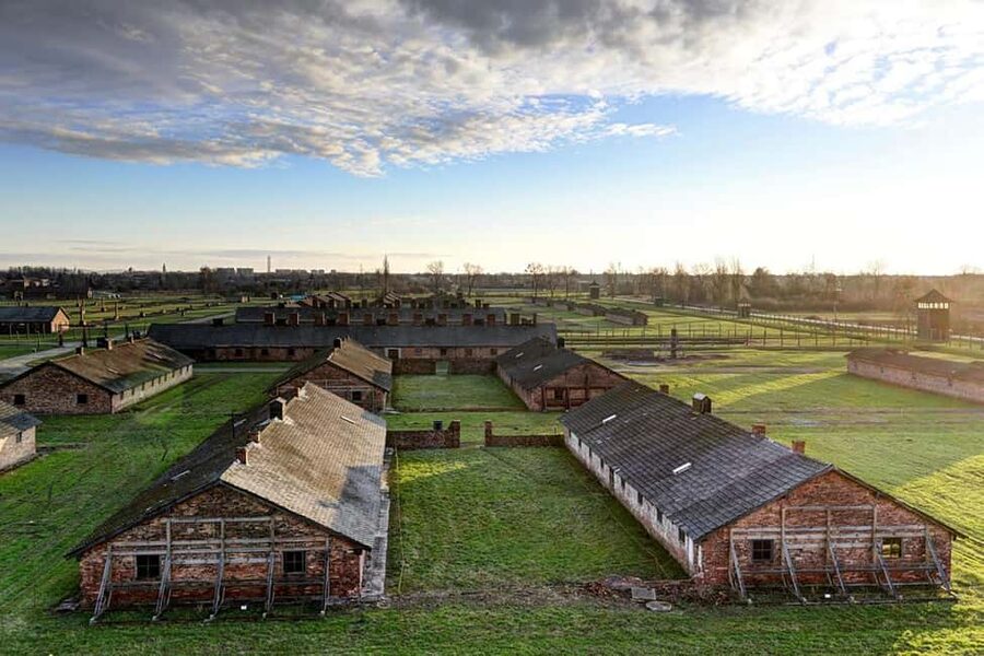 From Krakow: Auschwitz-Birkenau Memorial Private Tour - The one-hour lunch break in Oświęcim