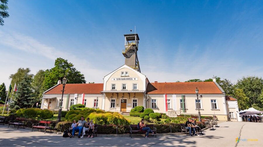 From Krakow: Guided Tour in Wieliczka Salt Mine - The first 380 steps set the tone