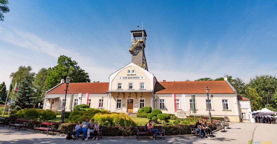 From Krakow: Guided Tour in Wieliczka Salt Mine - Leaving Krakow by minibus or coach