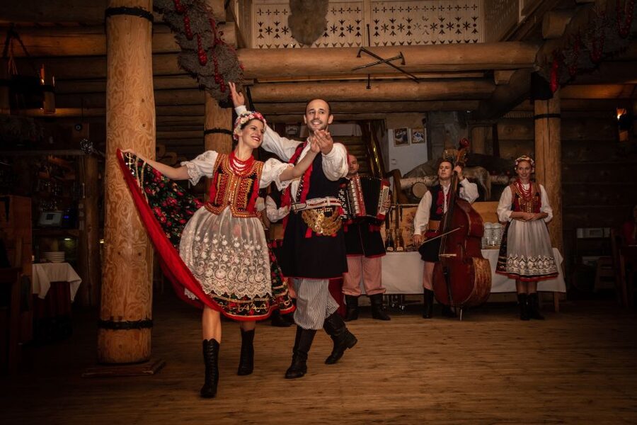 From Krakow: Polish Folk Show with All-You-Can-Eat Dinner - How the evening is paced