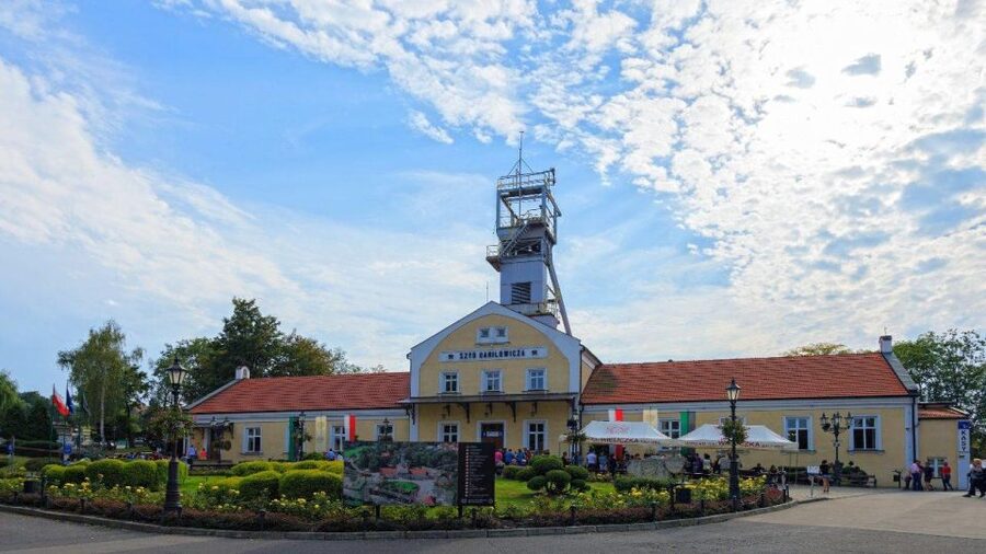 From Krakow: Wieliczka Salt Mine Guided Tour & Transfer - Entering Wieliczka with priority access