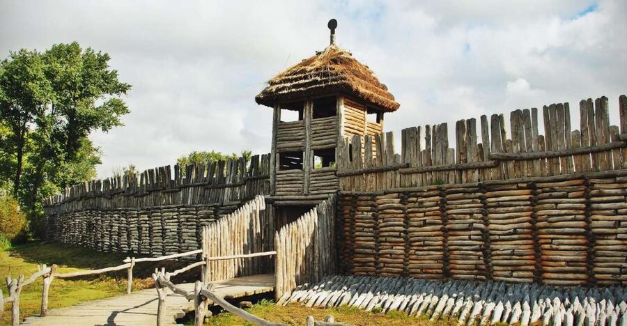 From Poznan: Gniezno, Biskupin, Wenecja Full-Day Trip - Biskupin: Walking through an Iron Age settlement