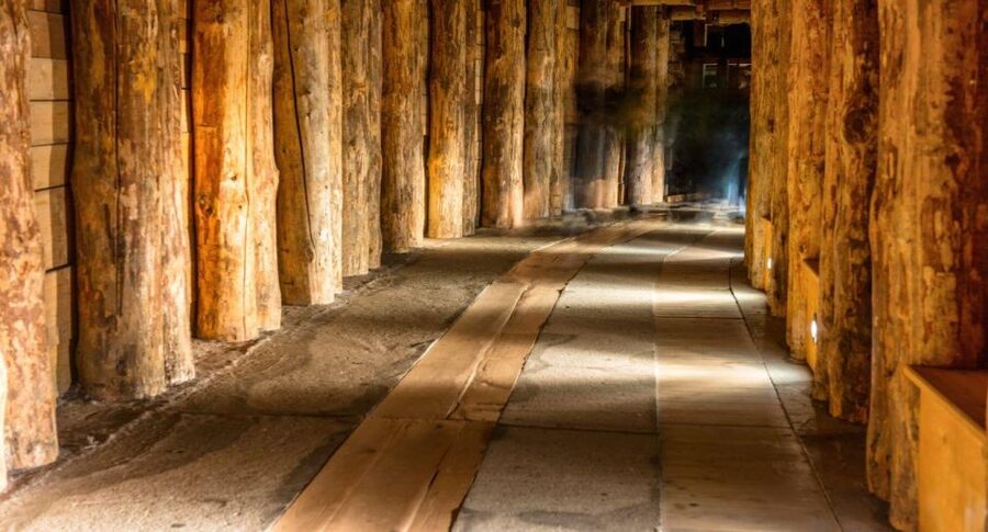 From Warsaw: Guided Tour to Wieliczka Salt Mine and Krakow - How crowded is Wieliczka?