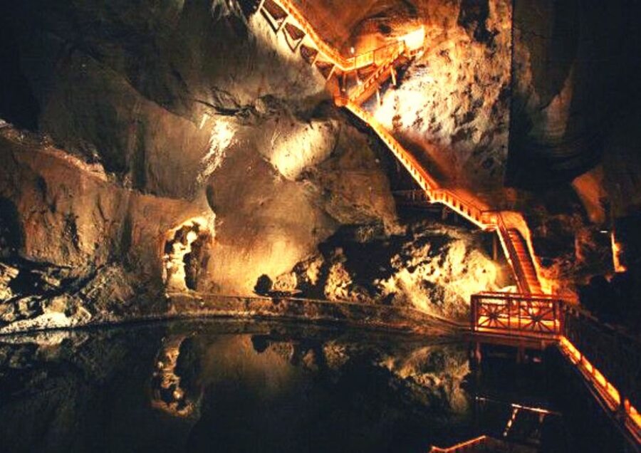 From Warsaw: Krakow & Wieliczka Small Group Tour with Lunch - Lunch between two major sights