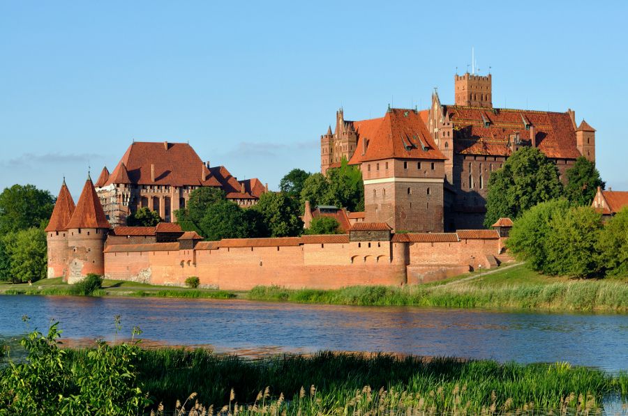 From Warsaw: Tour to Malbork Castle and Gdansk or Sopot - Transport, group size, and the 17-hour schedule