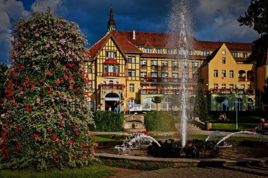 From Wroclaw: Full-Day Stolowe Mountains Trekking Tour - Who should book this tour?