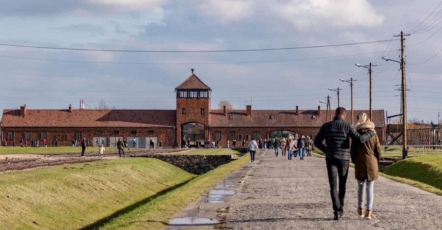 Full-Day Private Trip from Prague to Auschwitz - Birkenau - Continuing to Auschwitz II-Birkenau