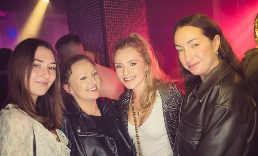 Fun explorers pub Crawl with 1 hour open bar and 3 VIP clubs - Meeting the guide at Rynek Glowny 29-30