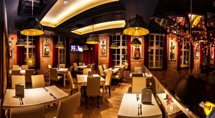 Gdansk: Legendary Burger and Zywiec Beer at Hard Rock Cafe - Who will enjoy this meal most?