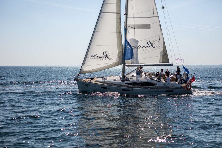Gdańsk: Motlawa and Port yacht cruise with Welcome Drink - Prosecco in warm months, mulled wine in winter