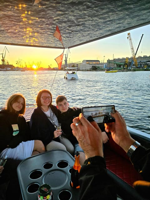 Gdańsk: Motława River Eco Cruise at Sunset with Prosecco - The 20-minute passage toward the shipyard