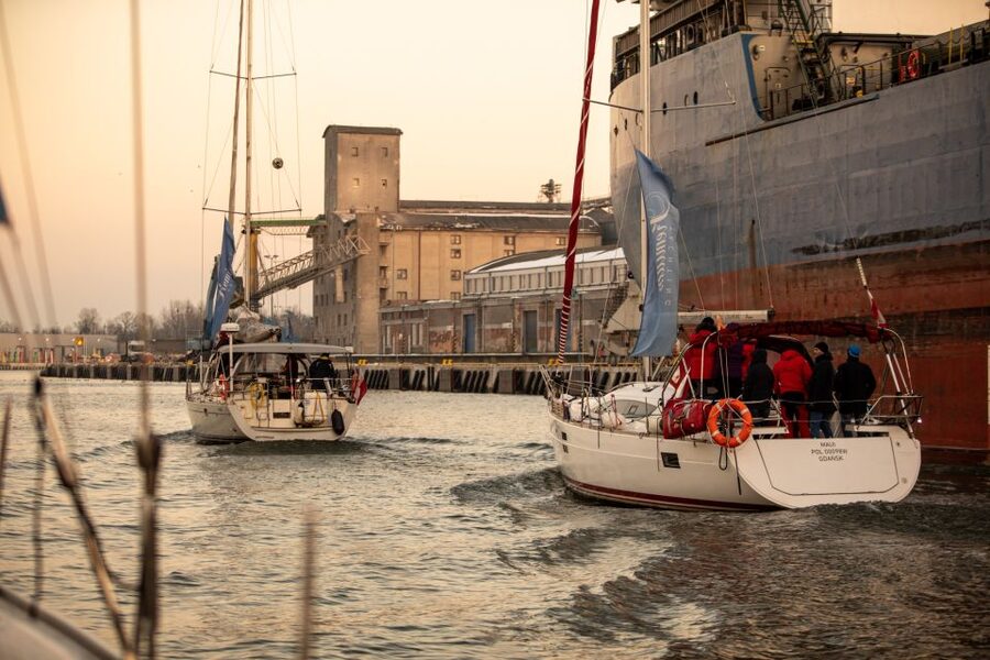 Gdańsk: Scenic Sunset Cruise with Welcome Drink - From the old city to the working shipyards