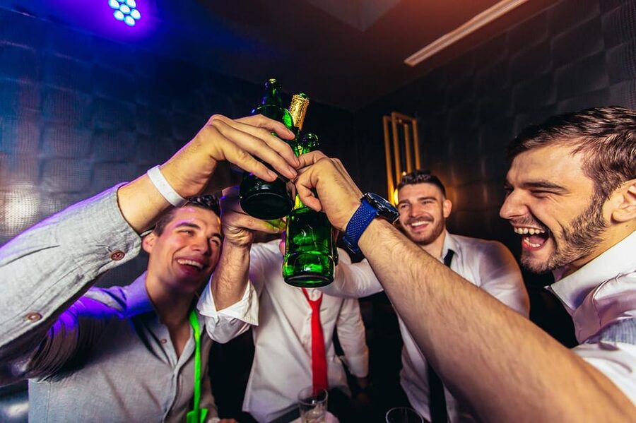 Gdansk: Stag Night Pub Crawl with Female Guide - Choosing a nightclub or strip club for the finale