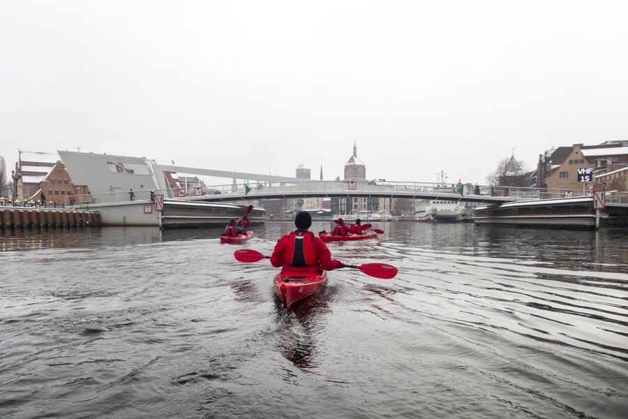 Gdansk: Winter Kayaking Tour - Turning through the Radunia Canal