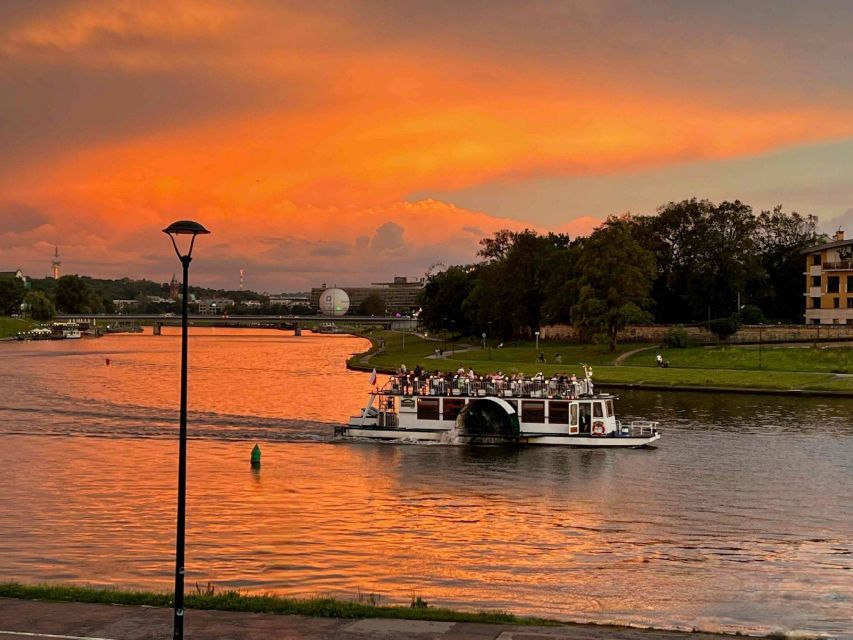 Krakow: 1-Hour Evening Vistula River Cruise - Wawel Castle and the first turn along the Vistula