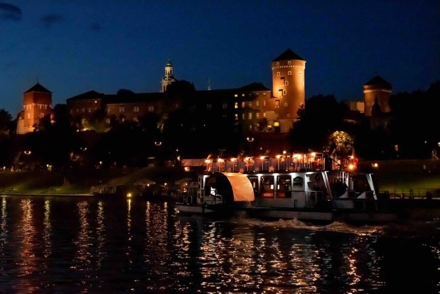 Krakow: 1-Hour Evening Vistula River Cruise - Three bridges and the approach to Kazimierz