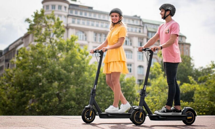Krakow: 2h Old Town Scooter Tour - The Vistula paths and the Wawel Dragon