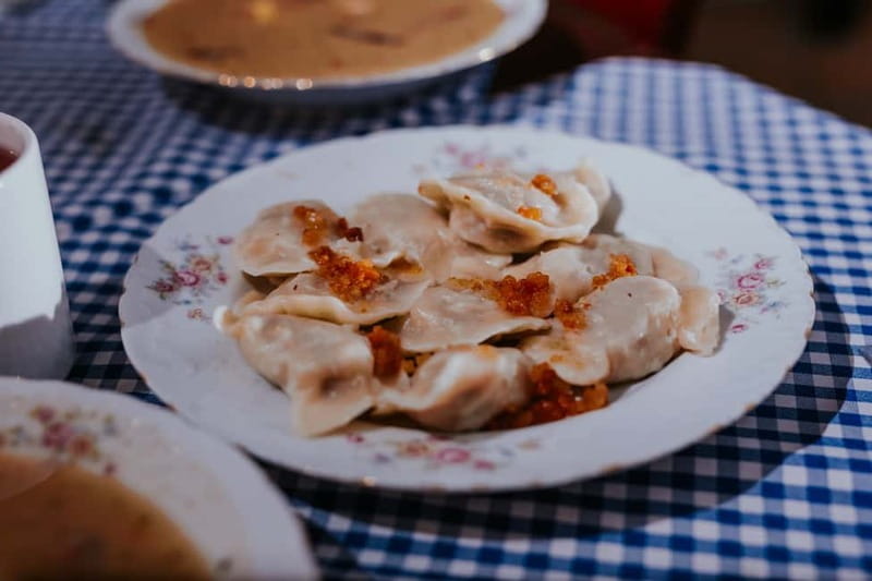 Krakow: 6-Course Full Polish Food Tour with Vodka Tasting - What the guide adds to the dinner