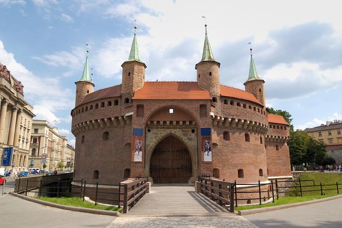 Krakow and Wieliczka Small Group Tour from Lodz with Lunch - Krakow’s Rynek Glowny and Cloth Hall