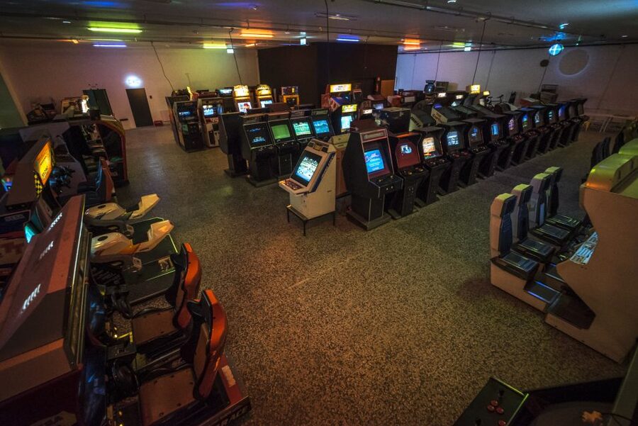 Krakow Arcade Museum Entrance Ticket With Free Play - Entering the arcade and choosing your first game