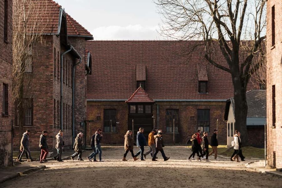 Krakow: Auschwitz-Birkenau Guided Tour with Transportation - The 30-minute break between visits