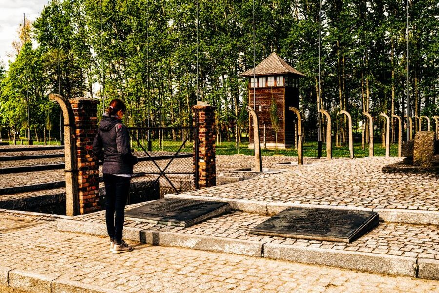 Krakow: Auschwitz-Birkenau Live Guided Tour & Hotel Pickup - Auschwitz I and the famous Arbeit macht frei gate