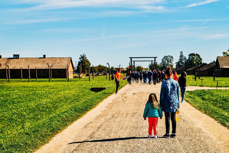 Krakow: Auschwitz-Birkenau Live Guided Tour & Hotel Pickup - Timing, food, and practical limits