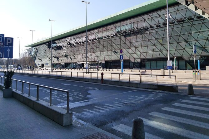 Kraków Balice Airport Transfer: Private One Way - Timing, delays, and the value of a fixed plan