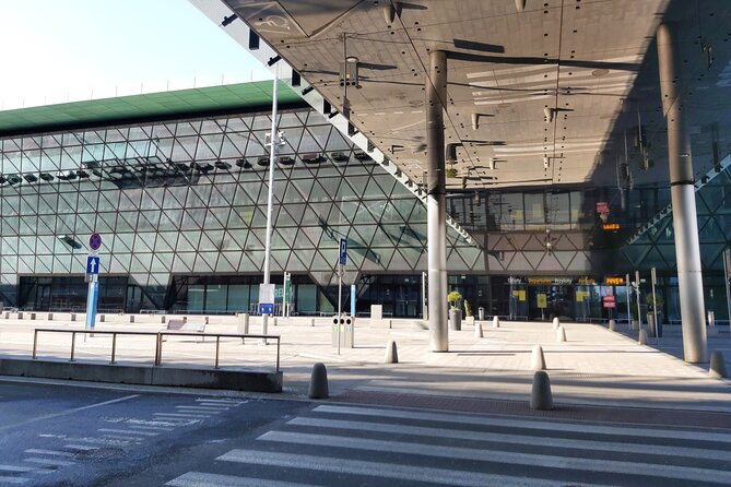 Kraków Balice Airport Transfer: Private One Way - Why the private format can be worth $32.10
