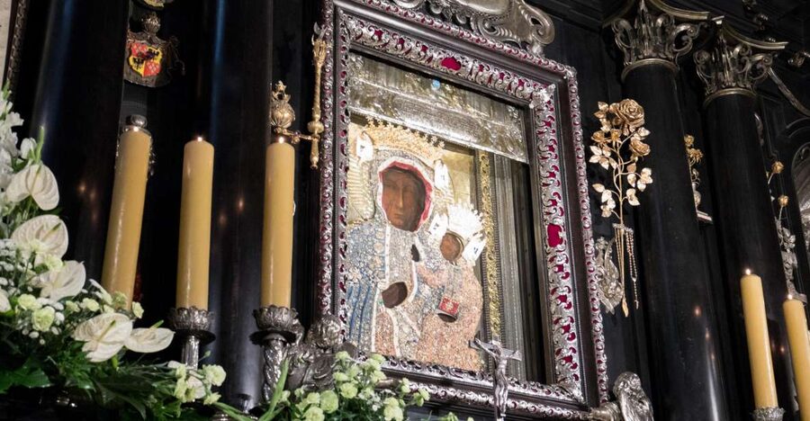 Krakow: Black Madonna of Częstochowa & Home of John Paul II - Entering Jasna Góra Monastery