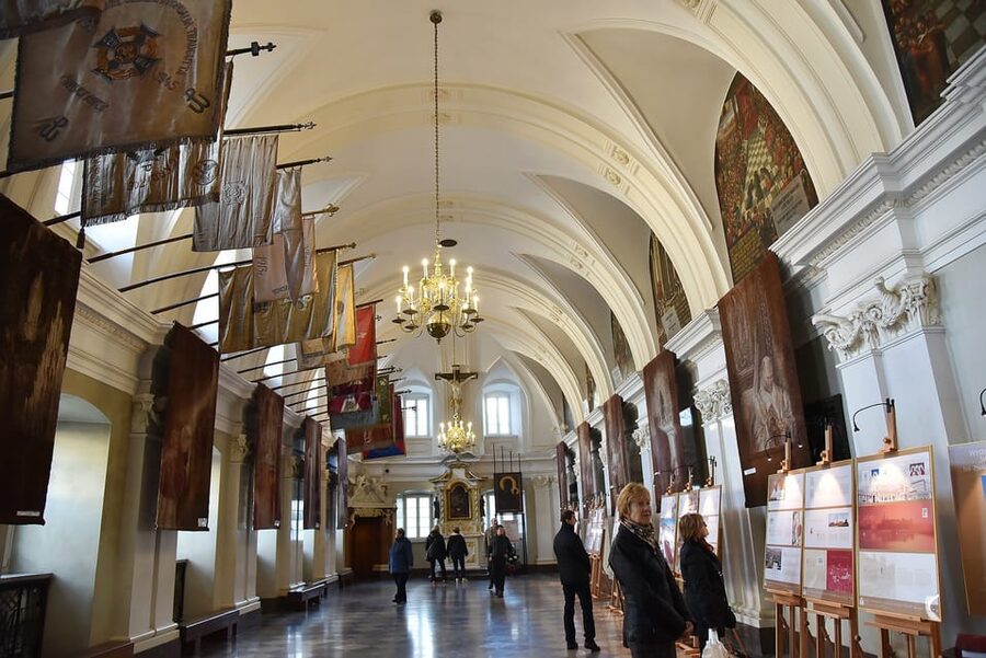 Krakow: Black Madonna Sanctuary of Czestochowa - Guided Tour - The Basilica, Treasury, and monastery rooms