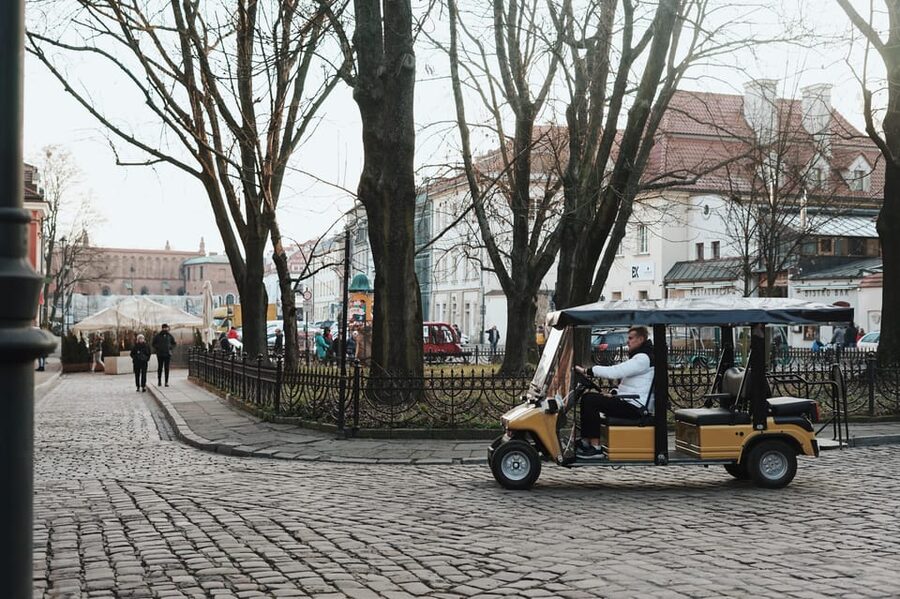 Krakow: City Sightseeing Tour by Golf Cart - Audio guide, drivers, and language choices