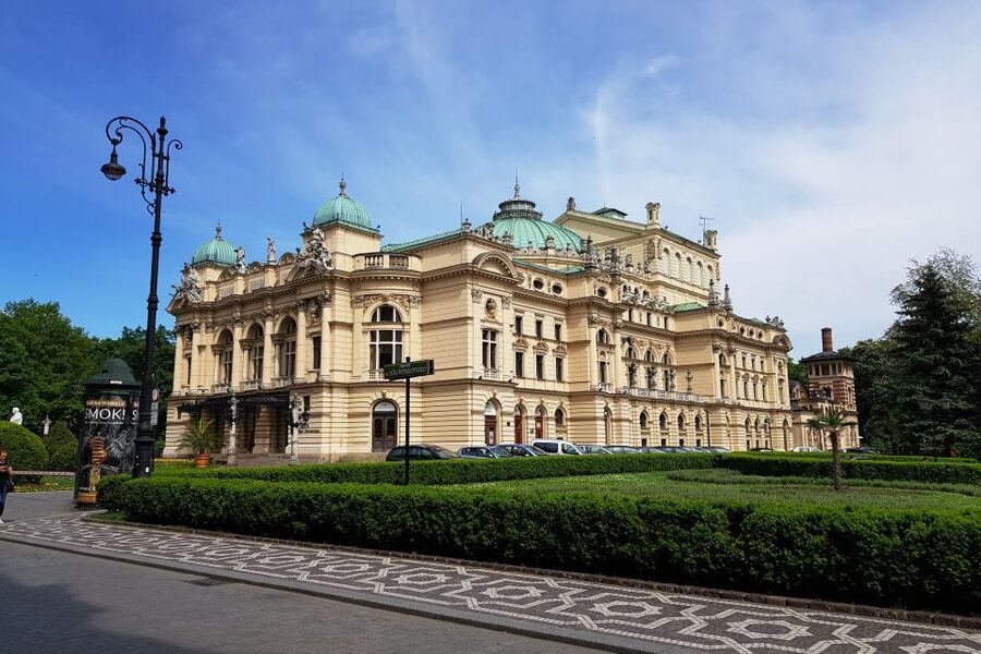 Krakow: City Tour by Electric Golf Cart - Who should choose this Krakow tour?