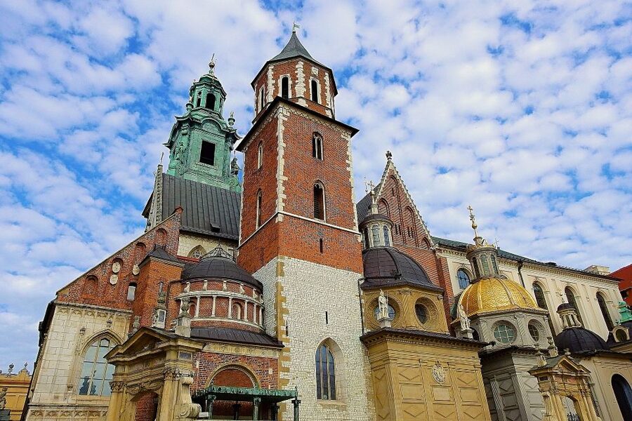 Krakow: Daily Wawel Cathedral Guided Tour with Admission - The golden dome and decorated exterior